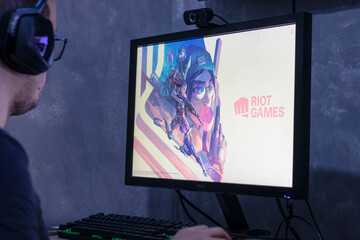 Image représentant une personne lambda lançant le jeu vidéo Valorant.